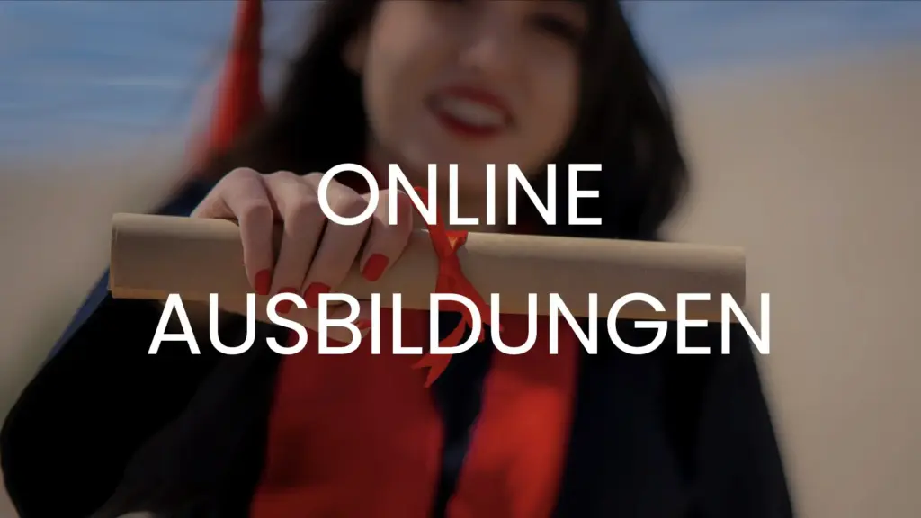 Zu den Online Ausbildungen - Bild zeigt Absolventin eines Studiums