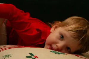 Ein Kleinkind liegt auf dem Bett - Babyschlaf und Nervensystem